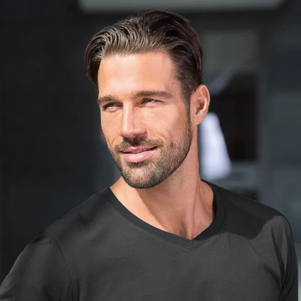 T-shirt attillata da uomo - Scollatura a V