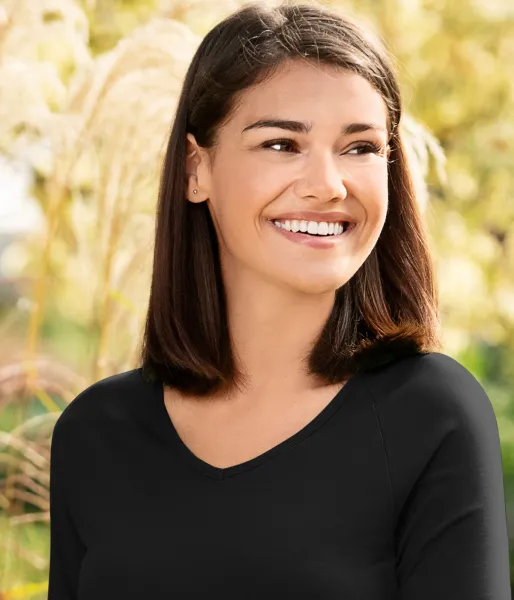 T-shirt aderente da donna, scollo a V - Scollatura a V profonda