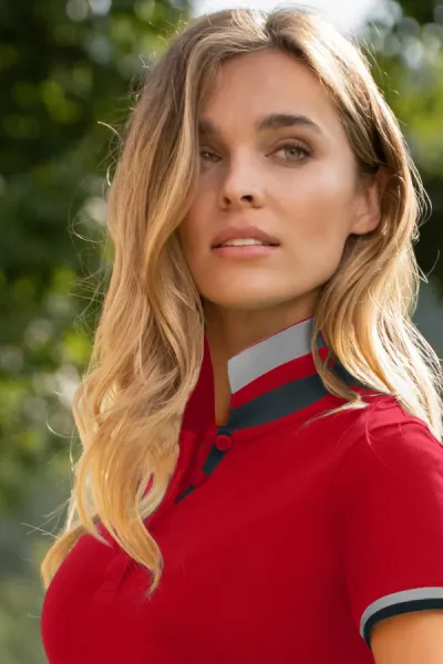 Abito da donna con colletto alzato - chiusura a 4 bottoni